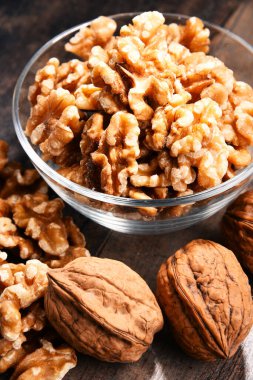 Ahşap masa üzerinde Farsça cevizli kase. Lezzetleri