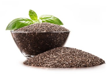 Chia tohum üzerinde beyaz izole kase.