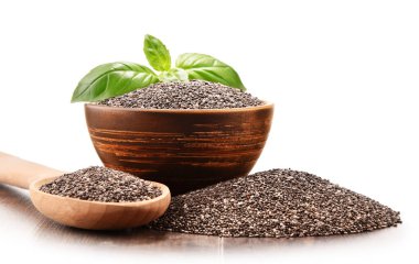 Chia tohum üzerinde beyaz izole kase.