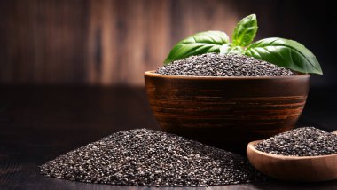 Chia tohum ahşap masa üzerinde kase ile kompozisyon.