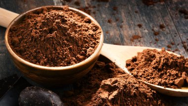 Tahta masada kakao tozu dolu bir kompozisyon..