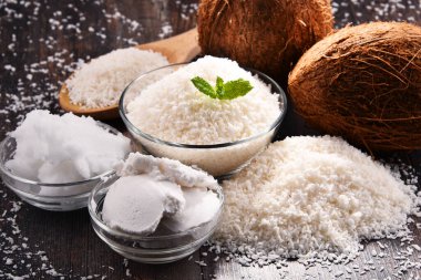 Ahşap masa üzerinde parçalanmış hindistan cevizi ve kabuklu kompozisyon