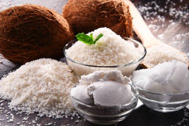 Ahşap masa üzerinde parçalanmış hindistan cevizi ve kabuklu kompozisyon