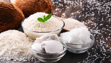 Ahşap masa üzerinde parçalanmış hindistan cevizi ve kabuklu kompozisyon