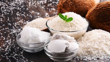 Ahşap masa üzerinde parçalanmış hindistan cevizi ve kabuklu kompozisyon