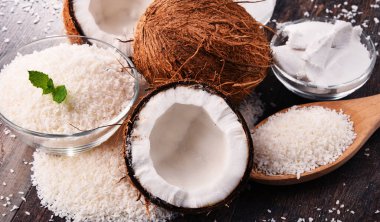 Ahşap masa üzerinde parçalanmış hindistan cevizi ve kabuklu kompozisyon