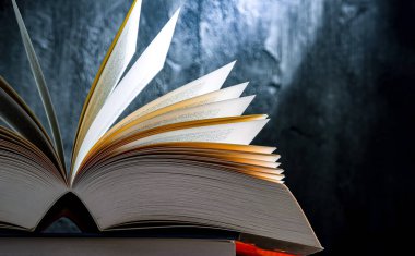 Açık bir kitapla kompozisyon.