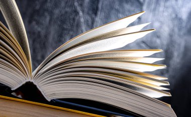 Açık bir kitapla kompozisyon.