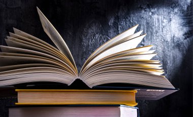 Açık bir kitapla kompozisyon.