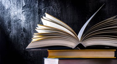 Açık bir kitapla kompozisyon.