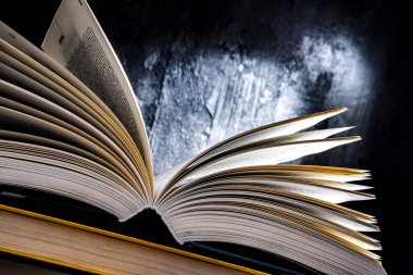 Açık bir kitapla kompozisyon.