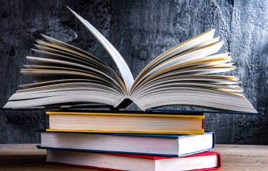 Açık bir kitapla kompozisyon.