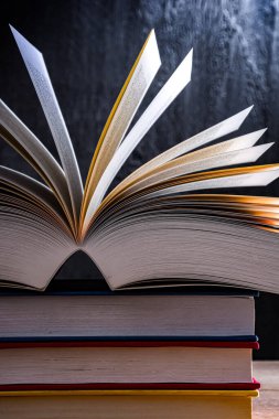 Açık bir kitapla kompozisyon.