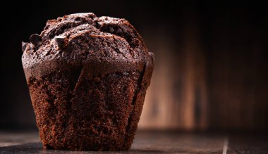 ahşap masa üzerinde çikolatalı muffin.