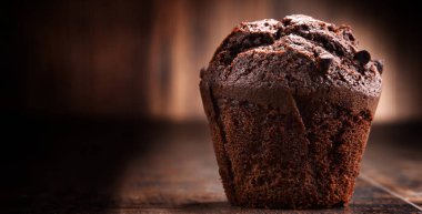 ahşap masa üzerinde çikolatalı muffin.