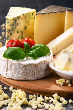 Mutfak masasında farklı peynirler var..