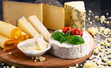 Mutfak masasında farklı peynirler var..