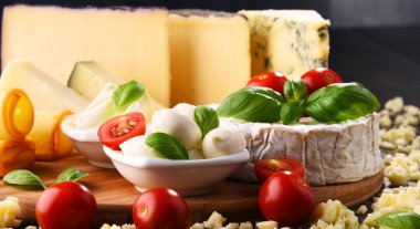 Mutfak masasında farklı peynirler var..