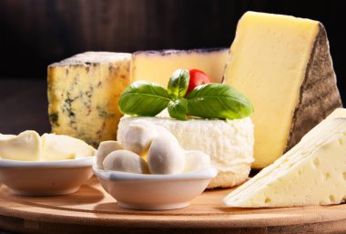 Mutfak masasında farklı peynirler var..