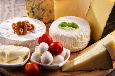 Mutfak masasında farklı peynirler var..