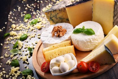 Mutfak masasında farklı peynirler var..