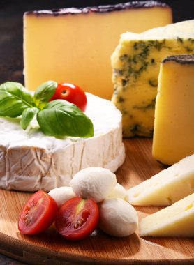 Mutfak masasında farklı peynirler var..