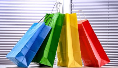 Renkli kağıt alışveriş torbalarıyla kompozisyon.