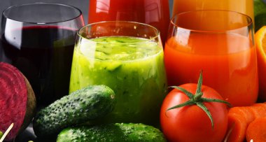 Taze organik sebze ve meyve sularıyla dolu bardaklar. Detoks diyeti