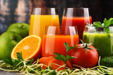 Taze organik sebze ve meyve sularıyla dolu bardaklar. Detoks diyeti