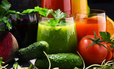 Taze organik sebze ve meyve sularıyla dolu bardaklar. Detoks diyeti