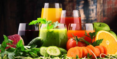 Taze organik sebze ve meyve sularıyla dolu bardaklar. Detoks diyeti