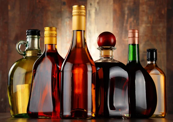 Botellas de bebidas alcohólicas variadas — Foto de Stock