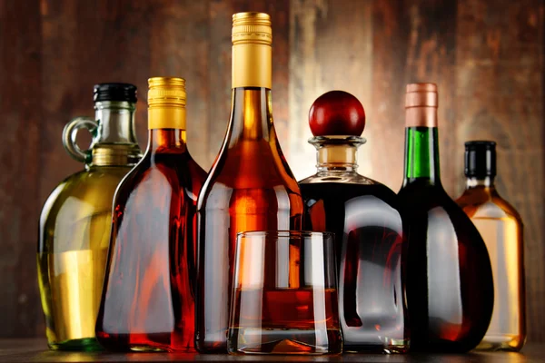 Botellas de bebidas alcohólicas variadas — Foto de Stock