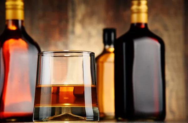 Bottiglie di bevande alcoliche assortite — Foto Stock