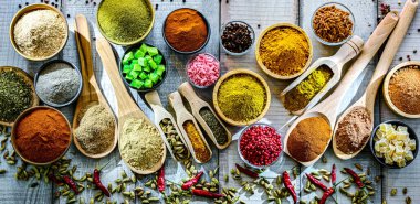 Çeşit çeşit baharat ve bitkilerle kompozisyon.