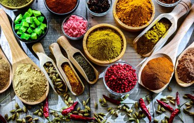 Çeşit çeşit baharat ve bitkilerle kompozisyon.