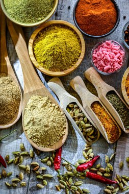 Çeşit çeşit baharat ve bitkilerle kompozisyon.