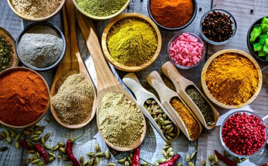 Çeşit çeşit baharat ve bitkilerle kompozisyon.