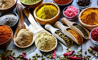 Çeşit çeşit baharat ve bitkilerle kompozisyon.