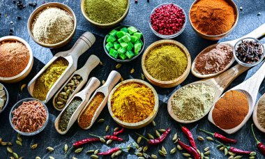 Çeşit çeşit baharat ve bitkilerle kompozisyon.