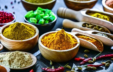 Çeşit çeşit baharat ve bitkilerle kompozisyon.