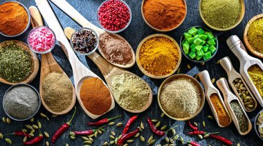 Çeşit çeşit baharat ve bitkilerle kompozisyon.