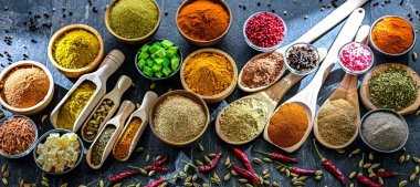 Çeşit çeşit baharat ve bitkilerle kompozisyon.