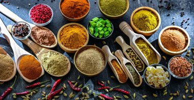 Çeşit çeşit baharat ve bitkilerle kompozisyon.