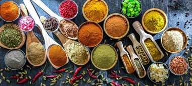 Çeşit çeşit baharat ve bitkilerle kompozisyon.