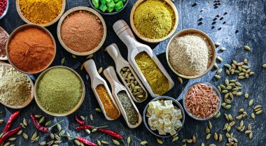 Çeşit çeşit baharat ve bitkilerle kompozisyon.