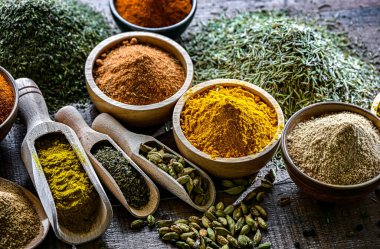 Çeşit çeşit baharat ve bitkilerle kompozisyon.