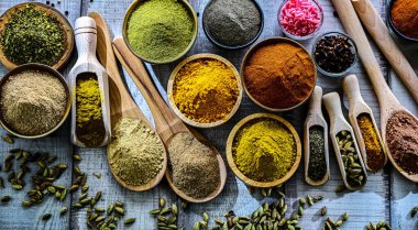 Çeşit çeşit baharat ve bitkilerle kompozisyon.