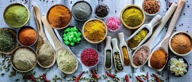 Çeşit çeşit baharat ve bitkilerle kompozisyon.