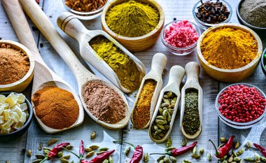 Çeşit çeşit baharat ve bitkilerle kompozisyon.